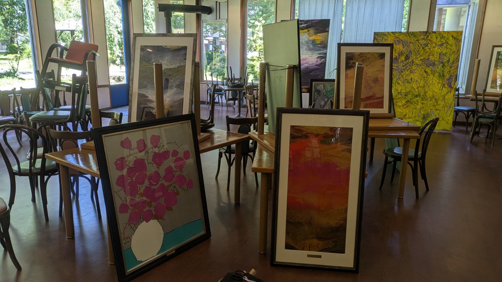 花や鮮やかな色彩を描いた作品が並ぶ展示会場の風景